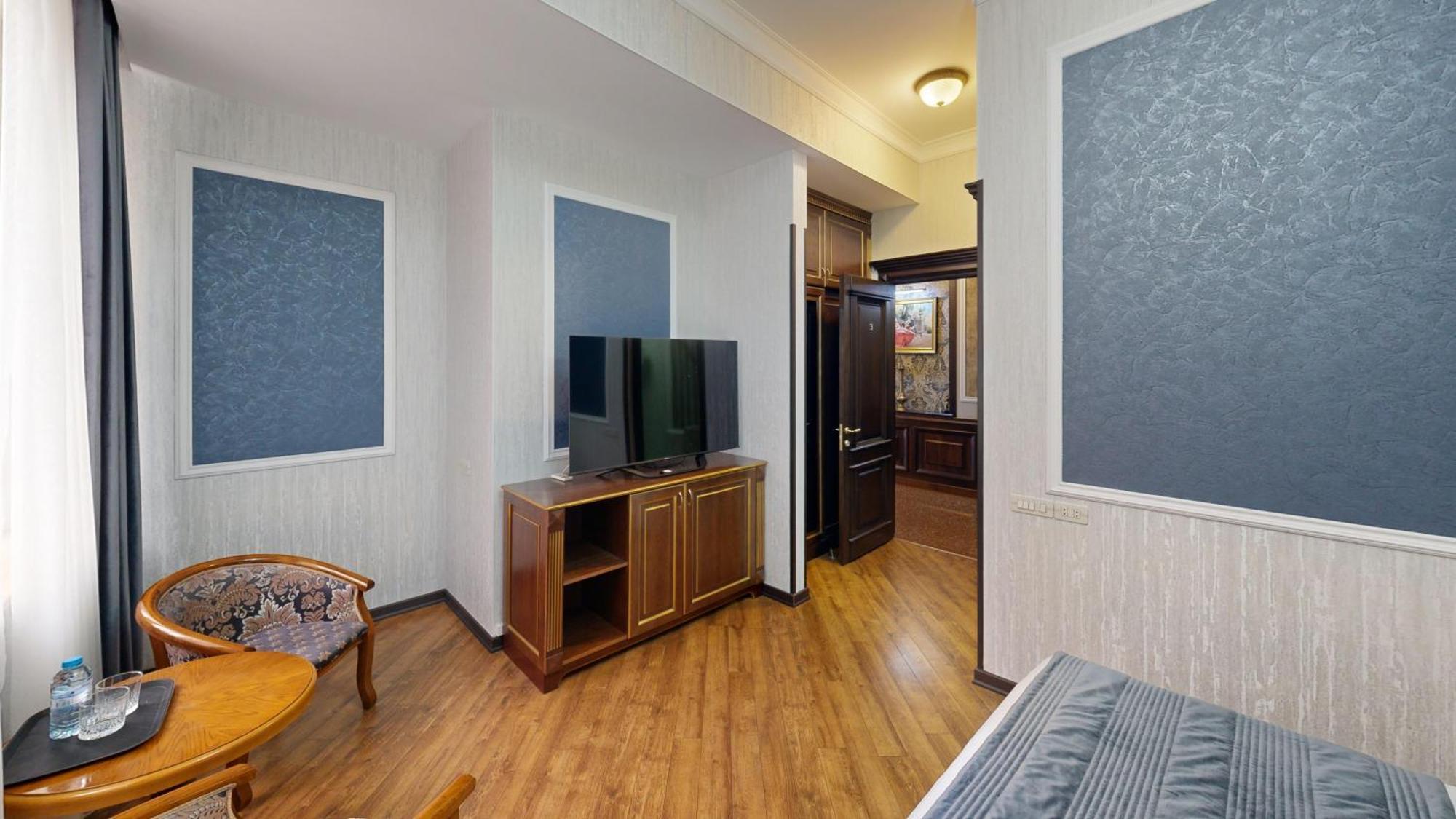 Royal Renaissance Hotel 4*